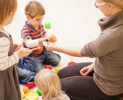 Dzieci bawiące się w żłobku