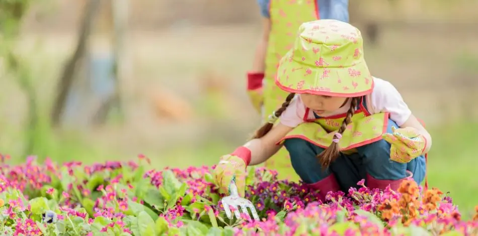 Mała dziewczynka w ogrodzie