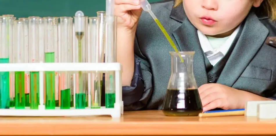 Dziecko bawiące się w chemika