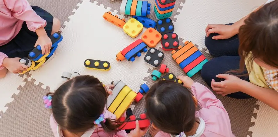 dzieci-bawiace-sie-w-zlobku Dzieci bawiące się w żłobku